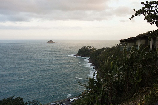 De lá, a vista deslumbrante é cercada por mata atlântica<br>