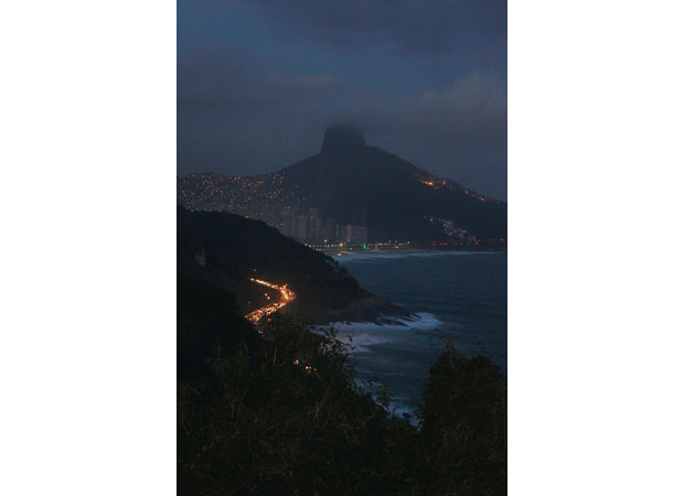 A vista inclui ainda o Morro Dois Irmãos, a Rocinha e o Vidigal<br>