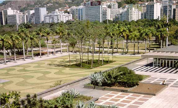 O projeto foi assinado em parceria com Oscar Niemeyer, que Burle Marx conheceu na Escola de Belas Artes.<br>