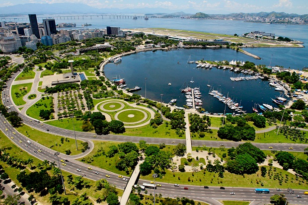 Com 7 quilômetros de extensão, o parque inclui os jardins do Museu de Arte Moderna, do Monumento Nacional aos Mortos da Segunda Guerra Mundial, além da praça Salgado Filho, em frente ao aeroporto Santos Dumont.<br>