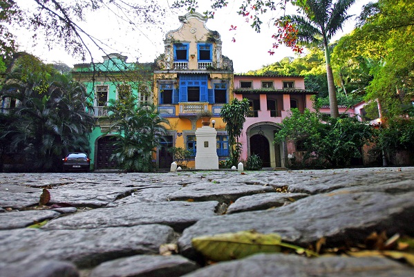 O pequeno largo quase escondido no bairro do Cosme Velho e cercado pela Mata Atlântica abriga a histórica mansão de número 20, propriedade da família Bittencourt (dona do extinto jornal Correio da Manhã). O projeto arquitetônico do casarão é de Lucio Cost<br> O pequeno largo quase escondido no bairro do Cosme Velho e cercado pela Mata Atlântica abriga a histórica mansão de número 20, propriedade da família Bittencourt (dona do extinto jornal Correio da Manhã). O projeto arquitetônico do casarão é de Lucio Cost<br>