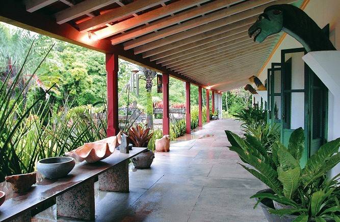 Nos 365 000 metros quadrados do terreno em Barra de Guaratiba, Burle Marx plantou in&uacute;meras esp&eacute;cies de plantas. Em 1985, doou a propriedade e todo o acervo ao atual Instituto do Patrim&ocirc;nio Hist&oacute;rico e Art&iacute;stico Nacional (Iphan).<br>