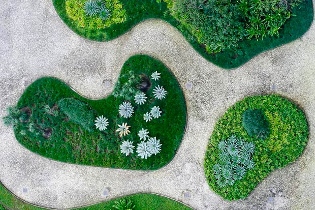 O terraço-jardim projetado na sede do então Ministério da Educação e Cultura, no Centro, foi sua obra mais célebre, marco mo paisagismo brasileiro que o consagrou em 1947.<br>