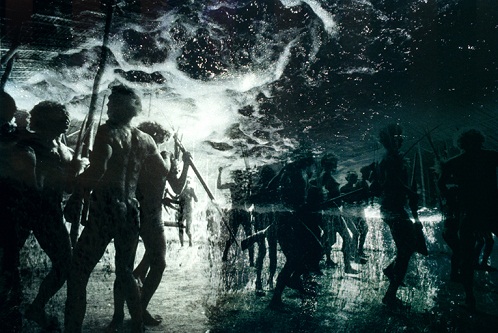 Desabamento do Céu - Série Sonhos Yanomami, de Cláudia Andujar, 1976. A fotógrafa faz uma fusão entre o céu e um lago nessa série. O, trabalho dela é um dos mais importantes já feitos na fotografia brasileira, responsável, inclusive, por forçar o Congres<br>