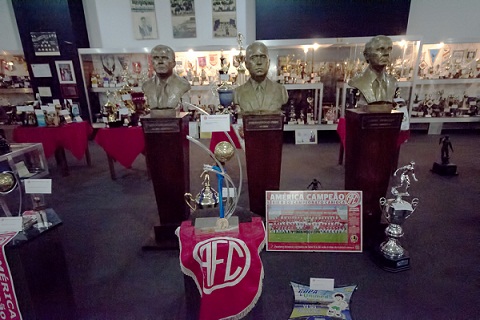 Fundado em 1904, o América Football Club guarda em sua sede troféus que representam um passado de vitórias dentro dos campos<br>