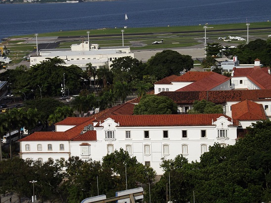 Com o aeroporto Santos Dumont ao fundo, o prédio datado de 1603 abrigou de início o Forte de São Tiago da Misericórdia,<br>