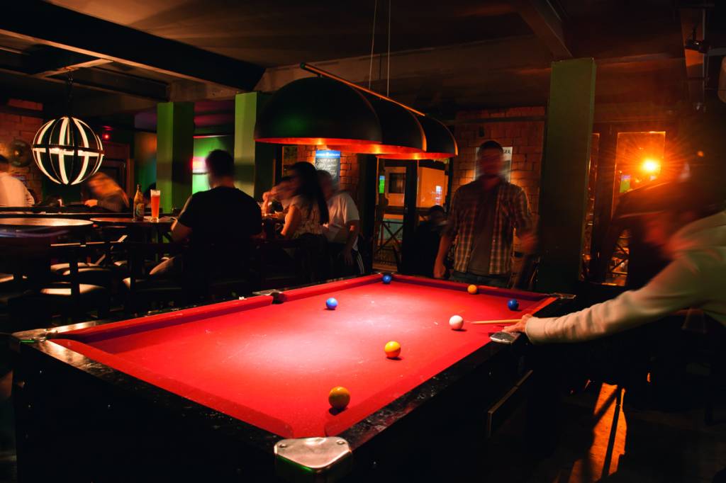Bar é multado por permitir que adolescentes joguem sinuca
