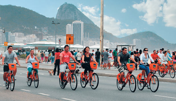 Quem quiser pode alugar uma bicicleta pelo Bike Rio. As laranjinhas são uma ótima opção para passear do Leme até o fim de Copacabana<br>