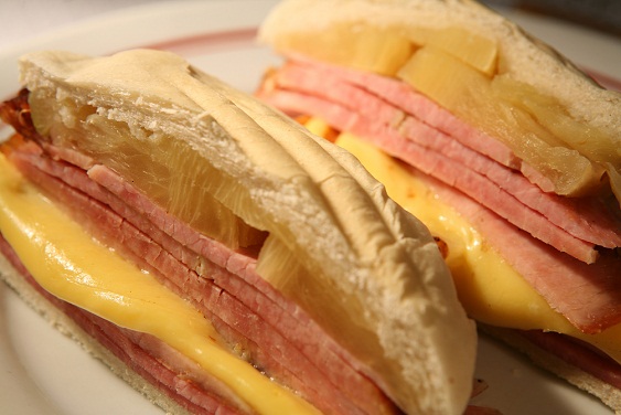 O belo sanduíche de tender com abacaxi e queijo mata a fome dos notívagos há 56 anos<br>