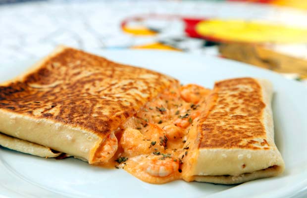 Crepe de camarão ao molho catupiry, com estragão fresco, noz moscada e pimenta do reino<br>