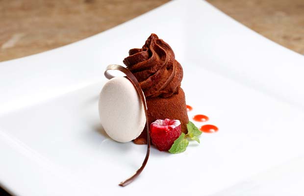 Combinação de quatro chocolates, brasileiros e franceses: veludo de chocolate, cremoso de chocolate, mistura de pistolet de chocolate e bucle de chocolate. Acompanha macarron de amêndoa<br> Combinação de quatro chocolates, brasileiros e franceses: veludo de chocolate, cremoso de chocolate, mistura de pistolet de chocolate e bucle de chocolate. Acompanha macarron de amêndoa<br>