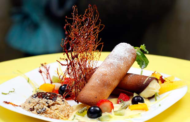 Cannoli de creme de patisserie ao Kirsch com souté de frutas e farofa de caramelo<br>