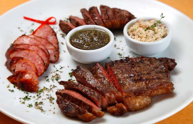 Mini churrasco don juan: picanha, contrafilé, bife de chorizo e linguiça. Tudo acompanhado por farofa com bacon e molho chimichurri.<br>