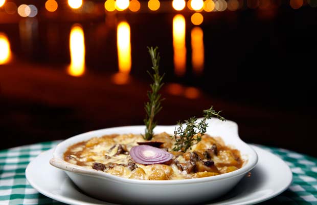 Nhoque de batata baroa, tiras de filé mignon, tomilho, cebola, caldo de carne, vinho branco, um toque de mostarda Dijon, parmesão e mussarela, gratinados ao forno<br> Nhoque de batata baroa, tiras de filé mignon, tomilho, cebola, caldo de carne, vinho branco, um toque de mostarda Dijon, parmesão e mussarela, gratinados ao forno<br>