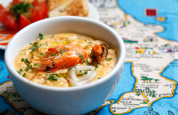 Sopa típica da Calábria, na Itália, com frutos do mar (lula, camarão, lagosta, etc.) e crostini di pane<br>