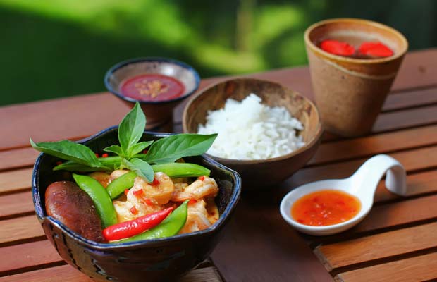 Shrimp kerala: camarões ao curry keral com arroz Basmati e amêndoas<br>