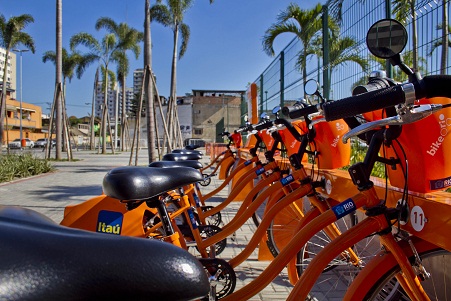 Há três estações ao longo do parque e percorrer a área de bicicleta é uma excelente opção<br>