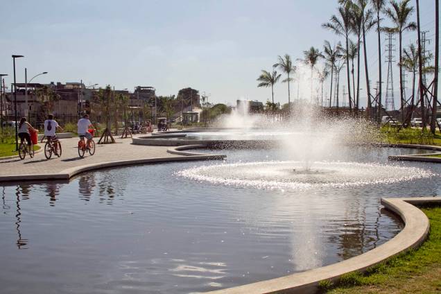 As fontes ajudam a tornar o ambiente mais fresco e o barulho das águas consegue abafar o intenso burburinho do lado de fora<br>