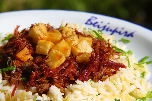 Charque desfiada crocante, arroz com angu, cubos de batata doce no mel de engenho.<br>
