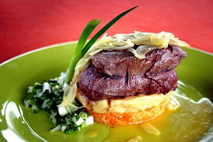 Filé de carne de sol ao molho de manteiga de garrafa com cebola roxa, acompanhado com farofa de jerimum, purê de macaxeira e cheiro verde<br>