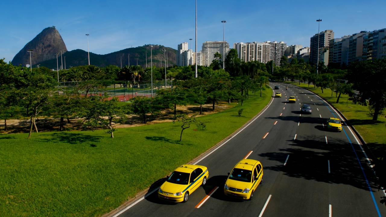 Táxis cariocas: prazo para ajustar taxímetro de acordo com a nova tarifa de 2016