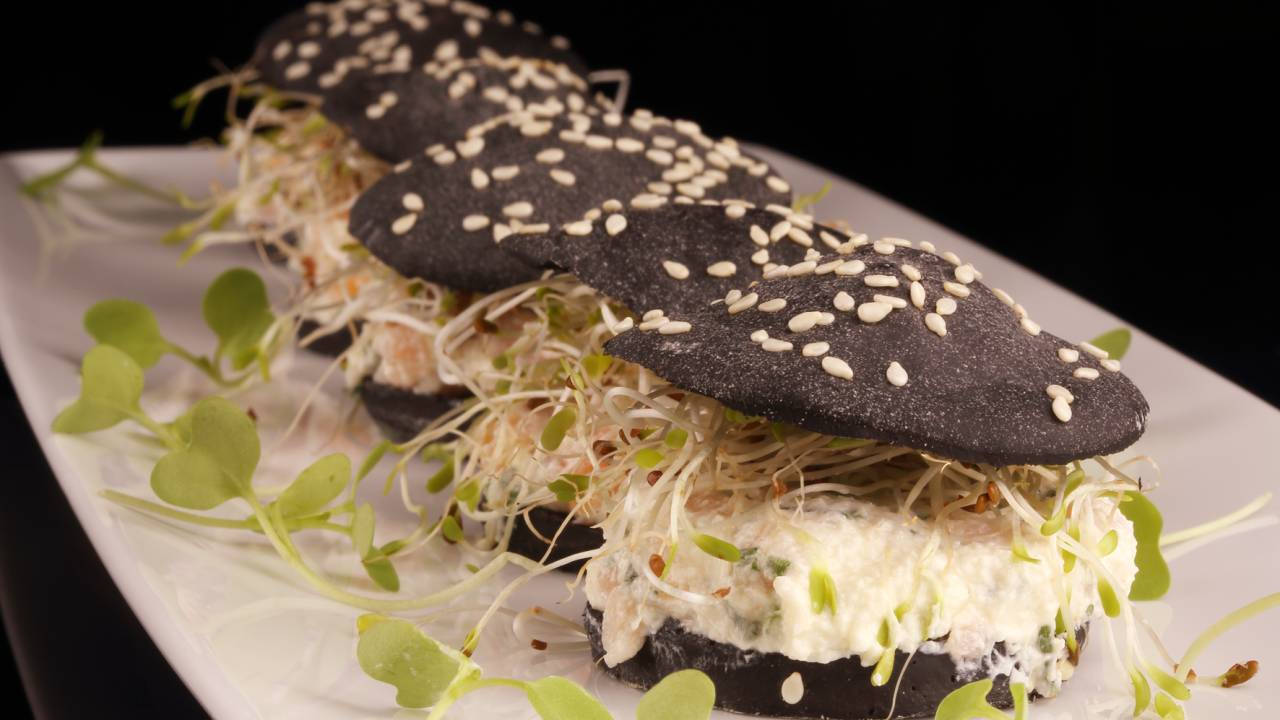 Paris Bar_Sanduíche de pão árabe artesanal com tinta de lula e recheio de salmão defumado com ricota