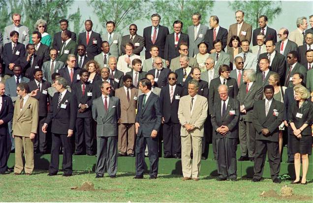 Líderes de 108 países, como George Bush e Fidel Castro, reuniram-se numa conferência de cúpula para discutir as propostas de desenvolvimento sustentável que deram origem à Agenda 21