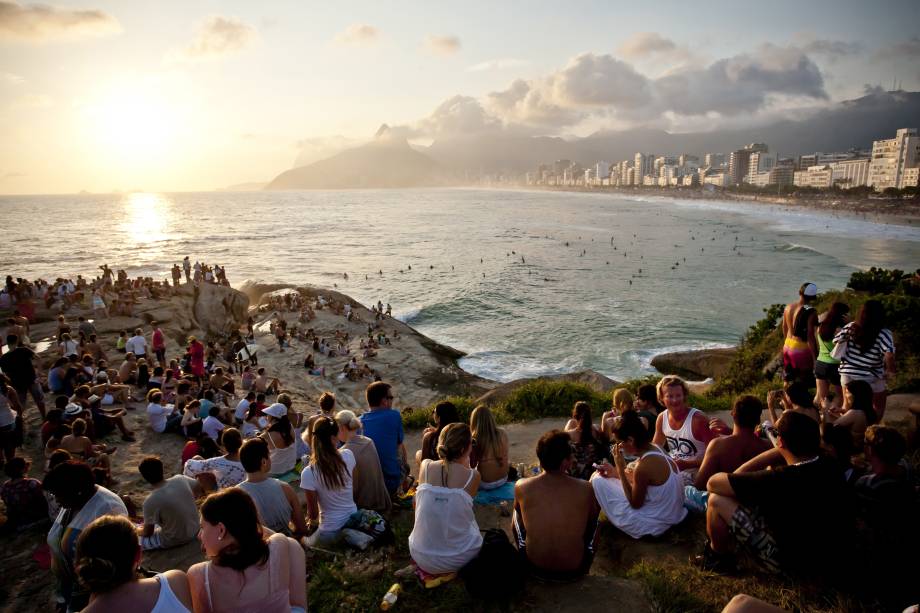 Da Pedra do Arpoador, os cariocas apreciam a vista