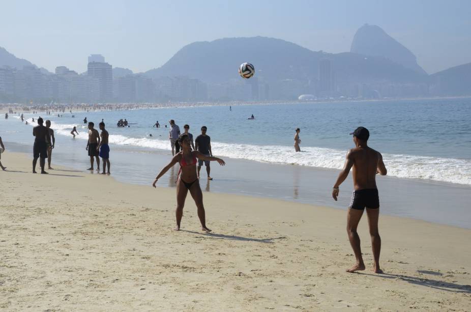 A altinha é passatempo carioca à beira-mar