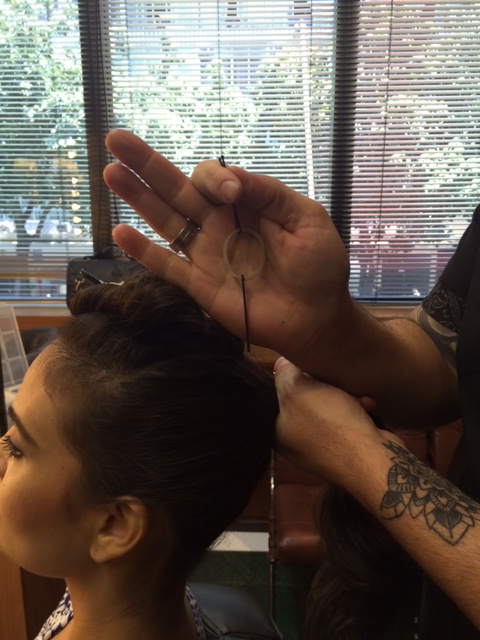 3 - Prender o cabelo com um elástico e dois grampos
