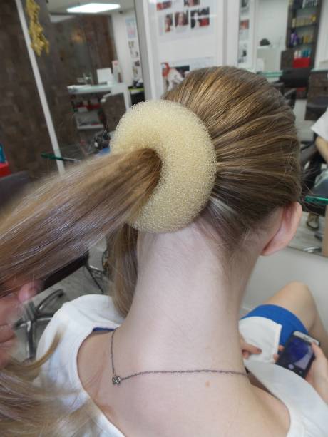 3 - Coloque um donut para modelar o coque de forma despojada