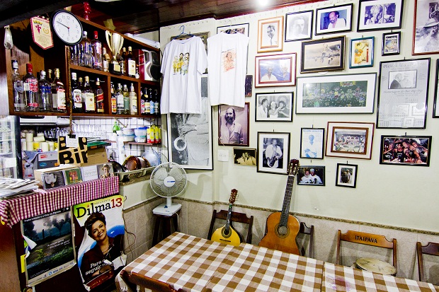 Aberto desde 1968, o bar Bip Bip, em Copacabana, é conhecido como um reduto do samba.