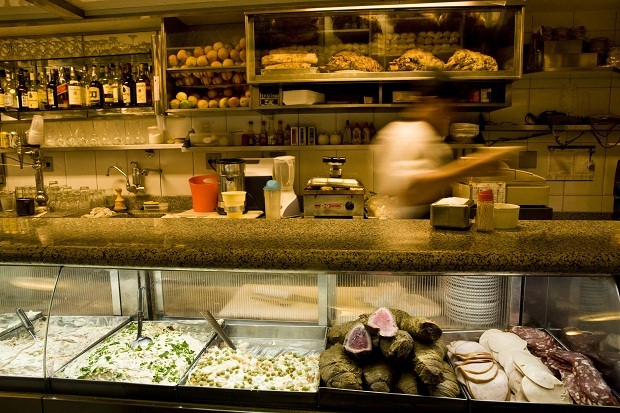 Desde 1955, o bar Cervantes é famoso por seus sanduíches com carnes e abacaxi.