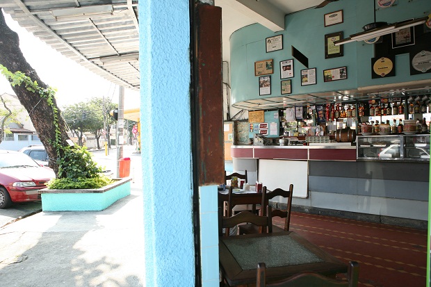 O bar Amendoeira, no bairro de Maria da Graça, faz história desde a década de 1950.