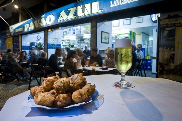Aberto desde 1957, o bar Pavão Azul, em Copacabana, é famoso por seus bolinhos pataniscas.