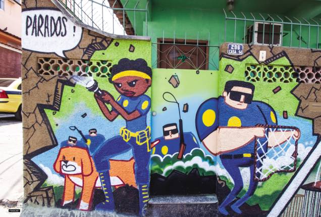 Arte pintada na fachada de uma casa na comunidade Tavares Bastos, no Catete