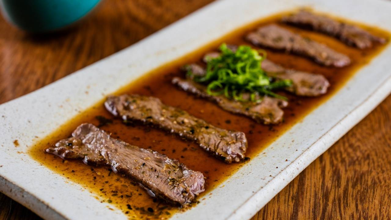 Tataki de wagyu ao molho ponzu especial seis fatias finas de wagyu selad