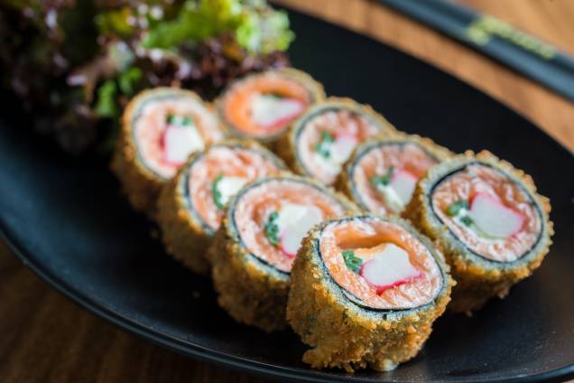 Makimono de salmão, kani, cream cheese e nirá empanado na farinha panko: R$ 31,90, oito peças Makimono de salmão, kani, cream cheese e nirá empanado na farinha panko: R$ 31,90, oito peças