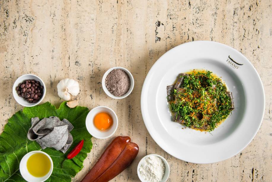 Homenagem à feijoada: pappardelle de feijão coberto de botarga e couve frita (R$ 82,00)