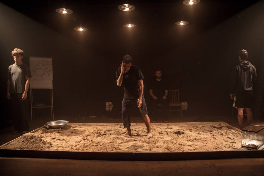 Caranguejo Overdrive: espetacular montagem da Aquela Cia. de Teatro mescla linguagens com efeito avassalador