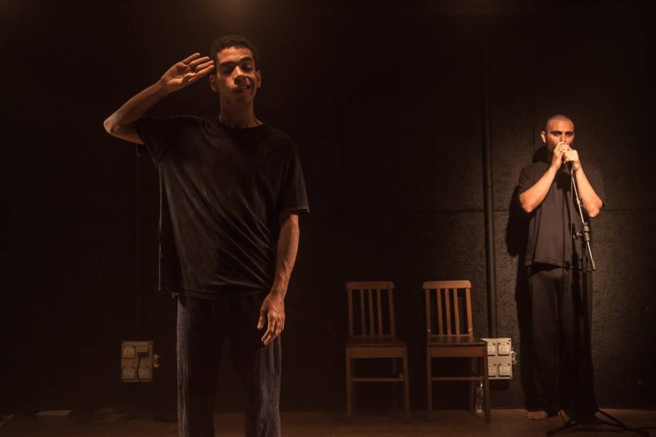 Caranguejo Overdrive: espetacular montagem da Aquela Cia. de Teatro mescla linguagens com efeito avassalador
