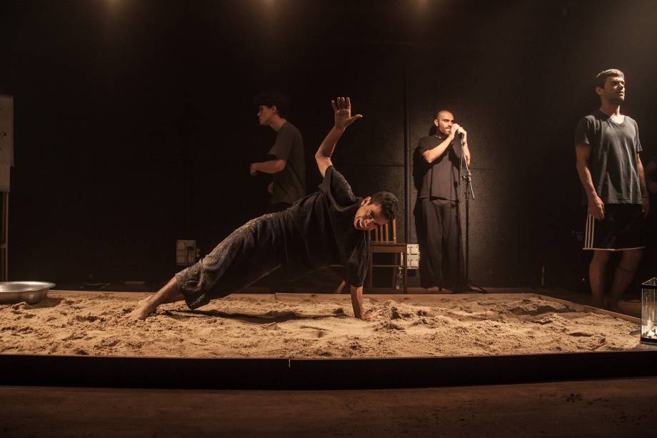 Caranguejo Overdrive: espetacular montagem da Aquela Cia. de Teatro mescla linguagens com efeito avassalador