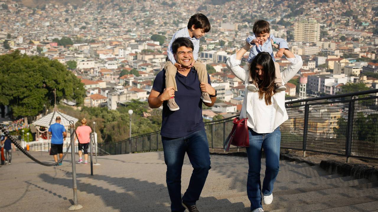 Pedro Paulo, mulher e dois filhos