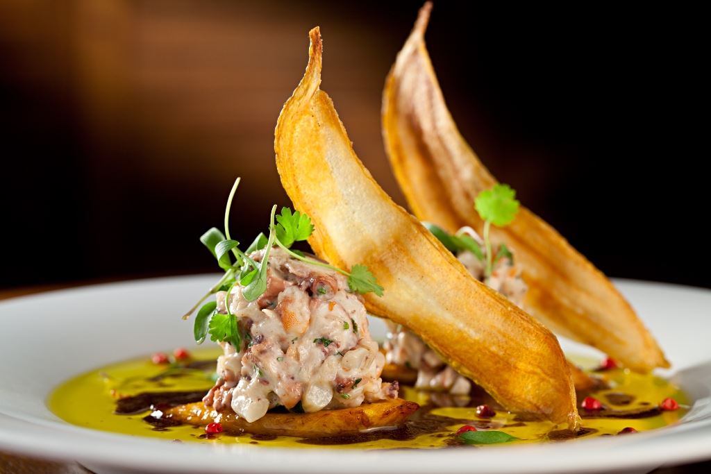 Tartar de lula polvo e camarão com banana da terra assada, chips de bana