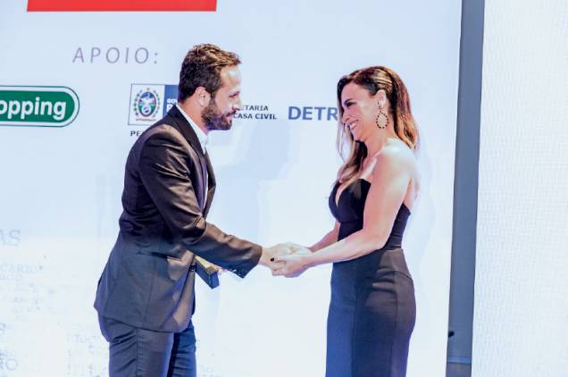 Suzana Pires entrega o prêmio a Marcelo Calero