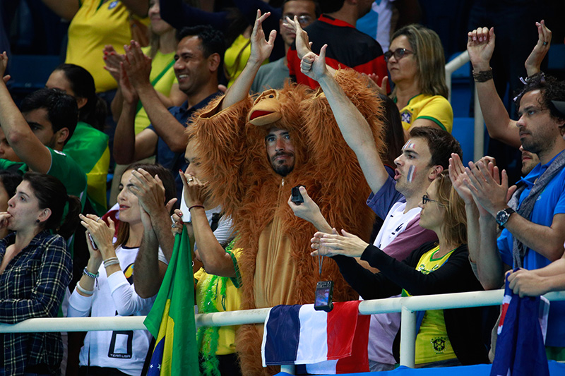 Domingo, 7 de agosto, espectadores de pé no Estádio Aquático Olímpico, na Barra: vale tudo na torcida, até fantasia de bichinho de pelúcia