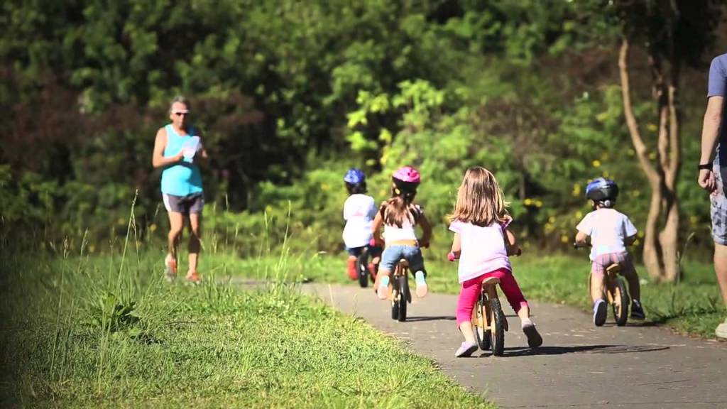 Crianças andando de bicicleta