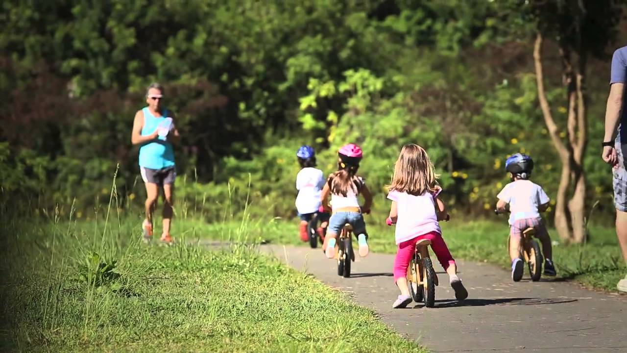 Crianças andando de bicicleta
