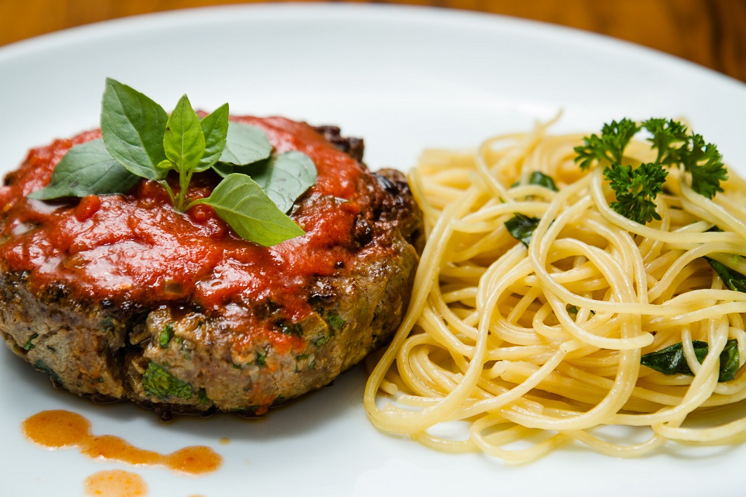 Polppettone recheado com mozzarella de búfala, com tomate e manjericão e spaghetti na manteiga e salvia