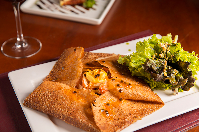 Amelie-Creperie_Galette-de-salmão-com-mousseline-de-banana-da-terra-e-molho-de-maracujá_Beto-Roma-(1)
